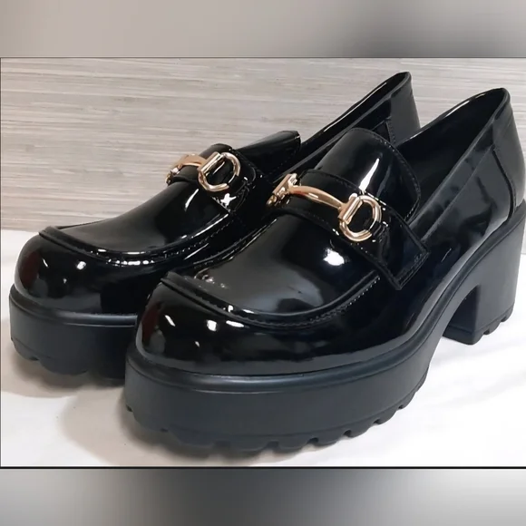 Patten Platform Shoes with Gold Decorative Buckel - Picture 3 of 8